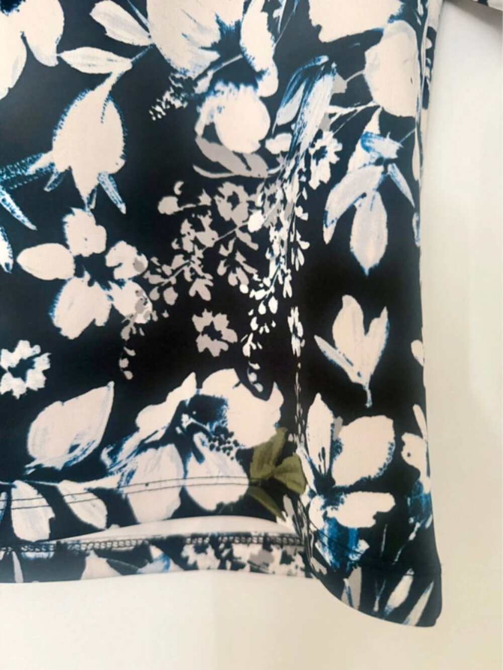 Cute floral boxy structural back buttoned T-shirt from Warehouse - Picture 9 of 14